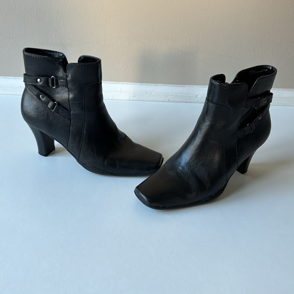 Aerosoles black boots with zipper closure. - Picture 5 of 12